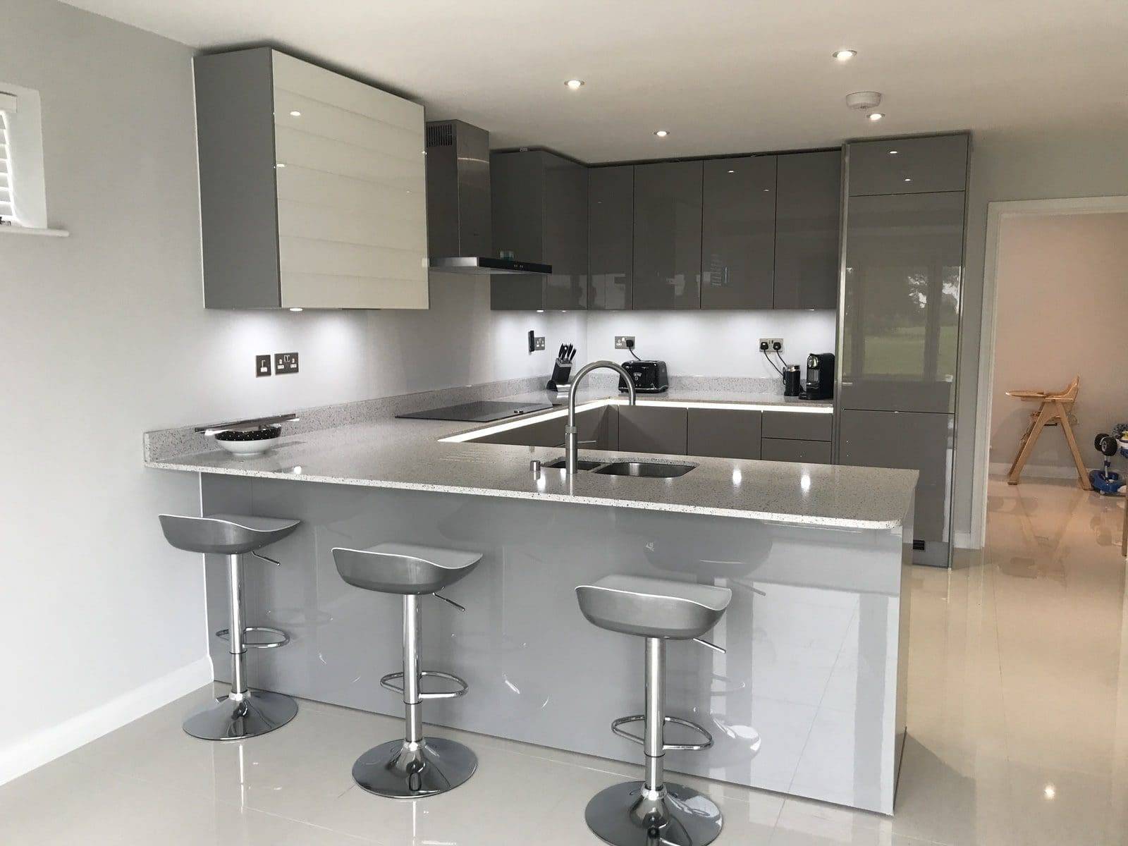 Gloss Lacquer Handleless Kitchen 2 | Swans of Gravesend, Kent