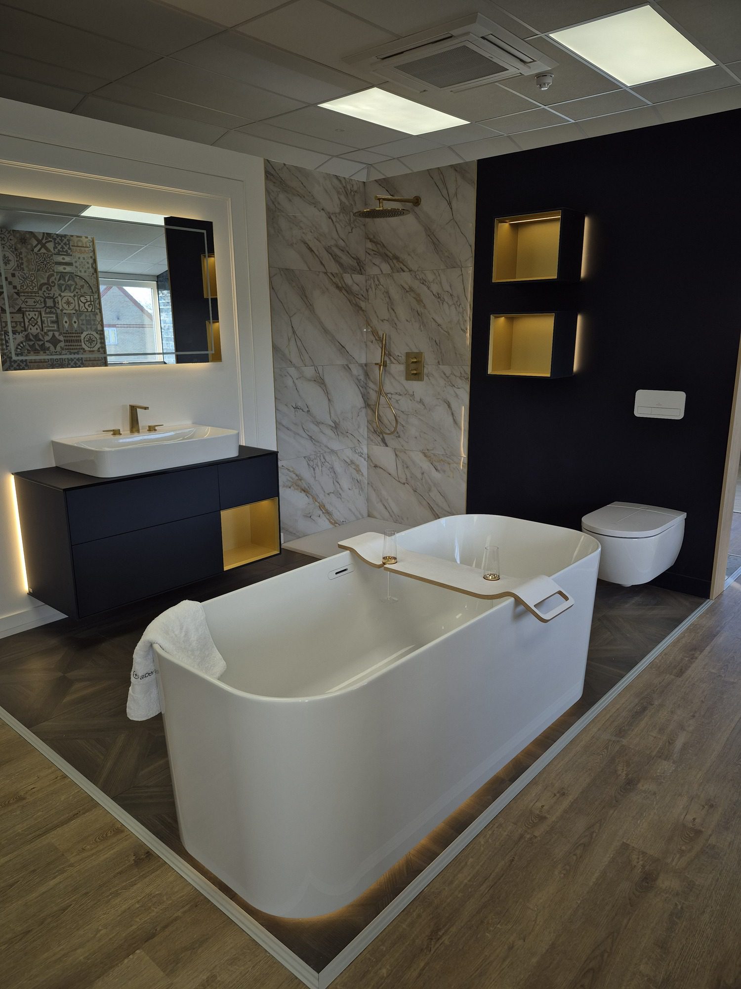 Freestanding bath display