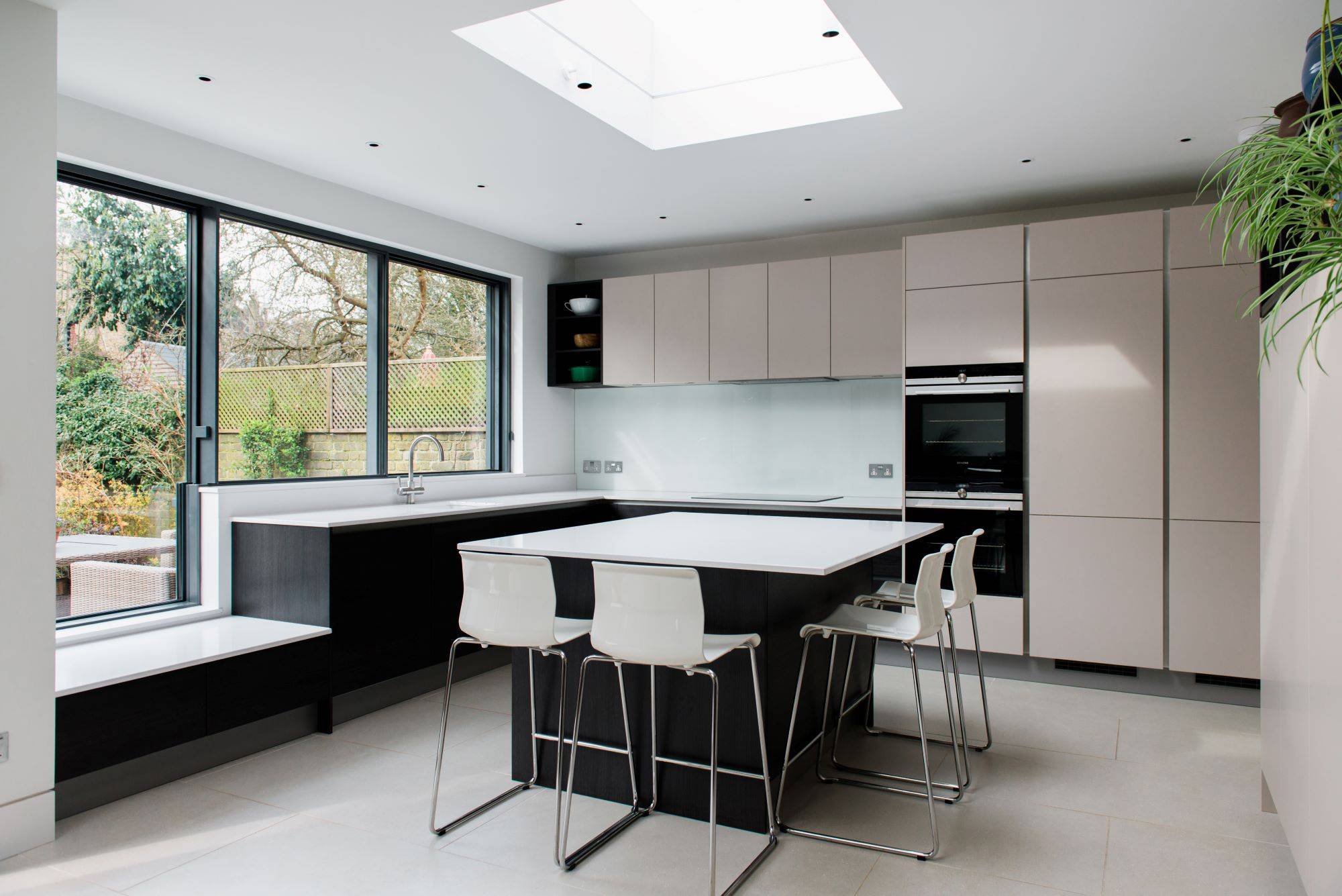 Nobilia Light Grey White Handleless Kitchen | Jaystone Kitchens, Oldham