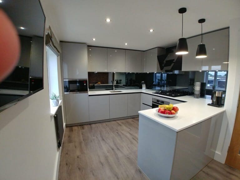 Grey Handleless U-shaped Kitchen